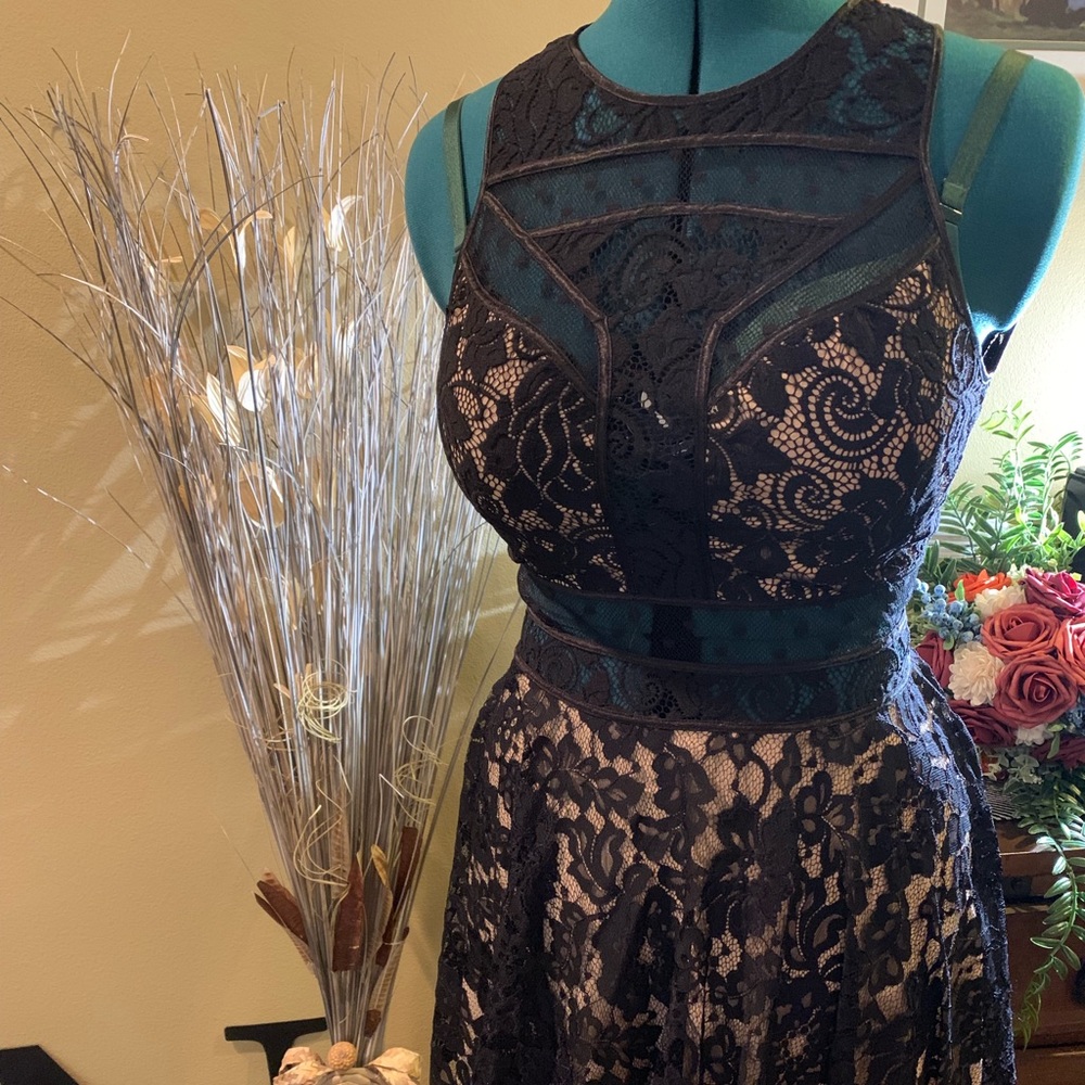 Bebe 🌻 black lace mini with satin contrast slip